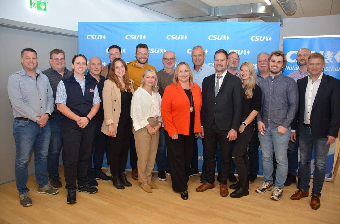 Die frisch nominierten Kandidatinnen und Kandidaten der Liste-CSU für den Emmertinger Gemeinderat mit dem CSU-Ortsvorsitzenden Thomas Rothmeier (li.) und dem Wahlleiter der Versammlung Dr. Tobias Windhorst (re.) sowie Stefan Kammergruber  als Bürgermeisterkandidat und Gisela Kriegl als Listenführerin (mi.)
